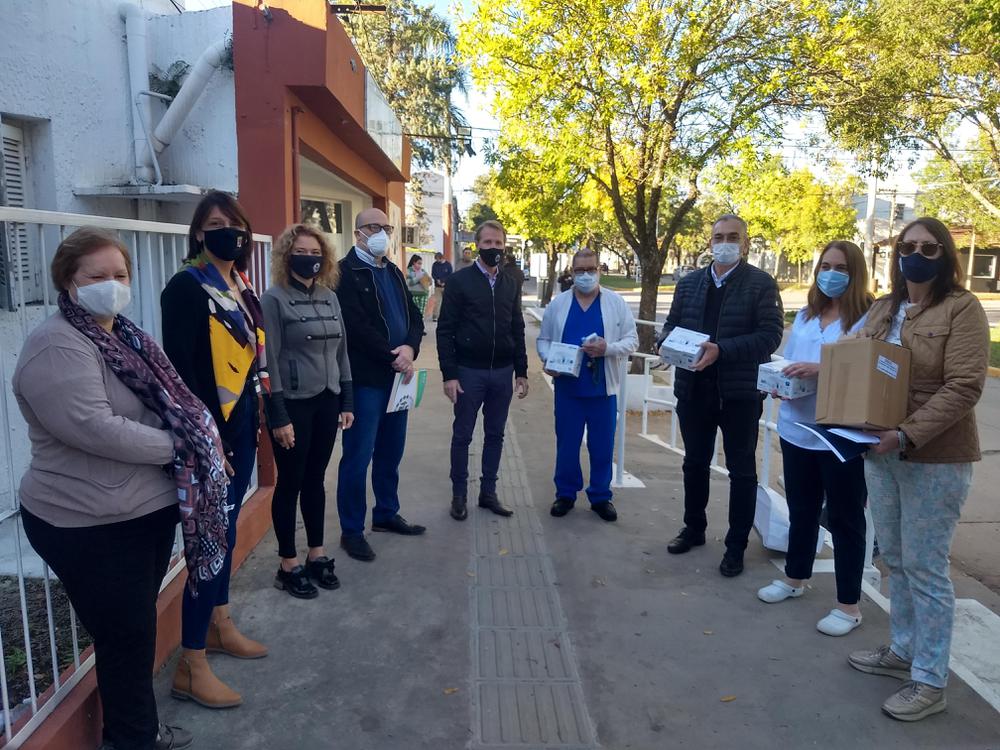 Calvo junto a autoridades y parte de los insumos y equipamiento donados al Hospital de Sunchales
