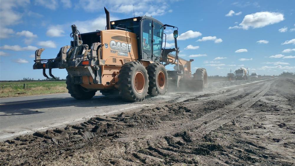 La empresa Obring S A trabajando en la repavimentación de la Ruta 13