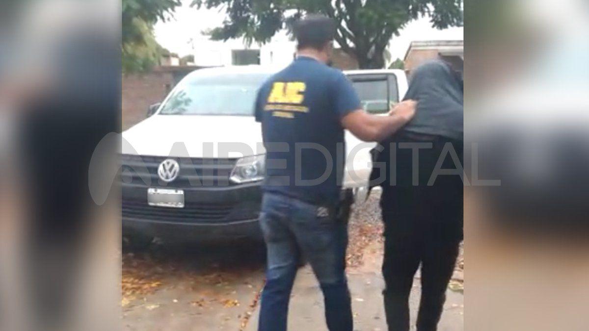 el-momento-que-los-investigadores-sacaban-del-domicilio-al-nuevo-implicado-que-tiene-el-caso