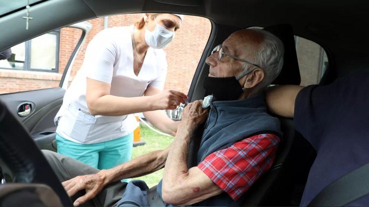 vacunacion-adultos-mayores-70-refuerzo-terceras-dosis (1)