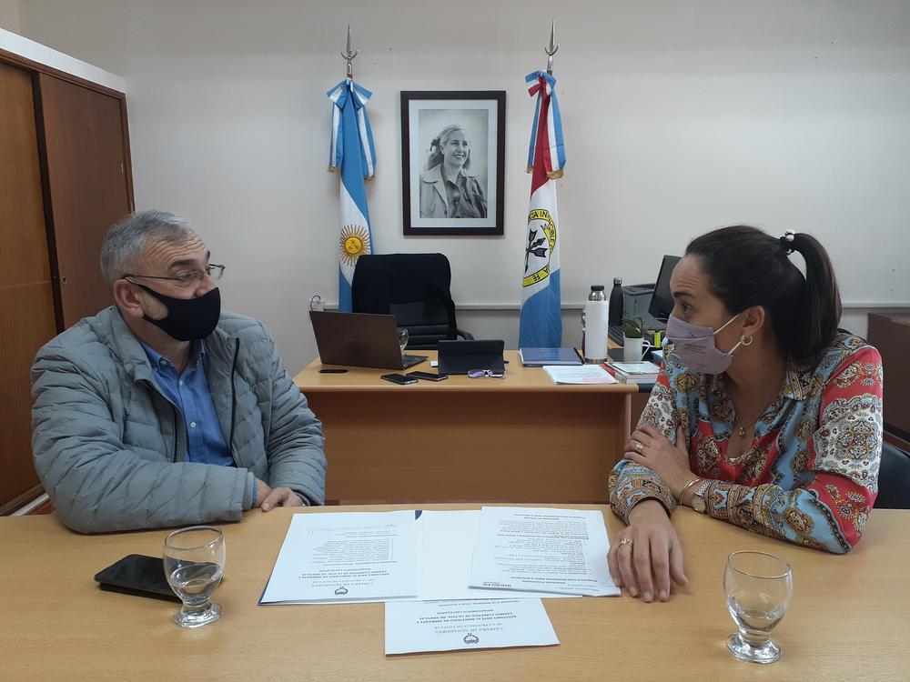 Alcides Calvo junto a la ministra de Ambiente y Cambio Climático Erika Gonnet