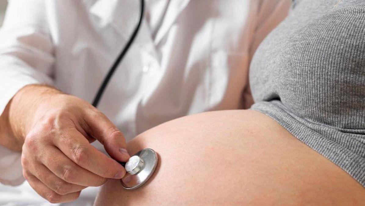 profesional-sanitario-atiende-a-una-mujer-embarazada-foto-freepik_15_1000x564jpeg