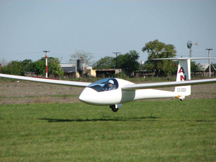 Aterrizaje planeador Cirrus del Club del Planeadores Rafaela